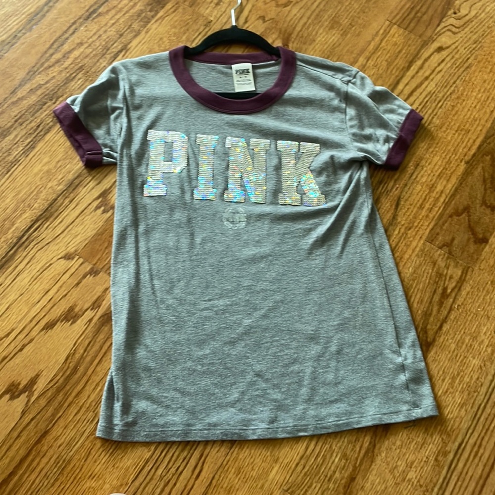 Size XS, and it is 60% cotton and 40% polyester. Only worn a few times!